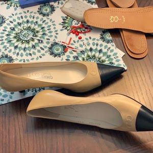 Pointed toe mini heal shoe